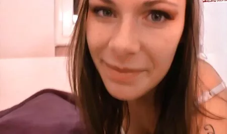 Twink Johnny Kingdom si toglie la biancheria intima per un video porno italiani orgie cazzo ruvido