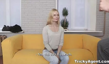 Istruttore di masturbazione Kiana orge anali italiane Craze si spoglia fino ai tacchi in collant per masturbarsi