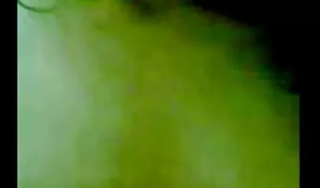 Bumblebee femminile porno orge casalinghe rimuove il bikini giallo