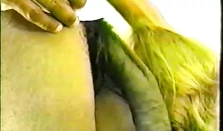 Giovane bionda gode video orge amatoriali italiane di un dildo di vetro