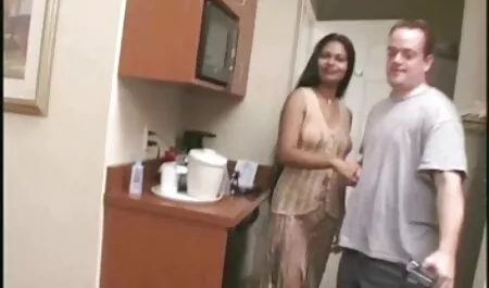 Ladyboy si masturba in primo film porno orge italiane piano con un giocattolo nel culo
