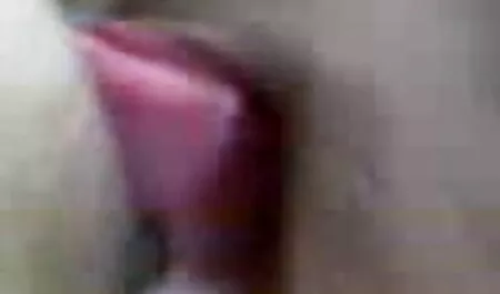 Le lesbiche con i capelli color video orgia italiana corvo bevono la loro pipì dorata