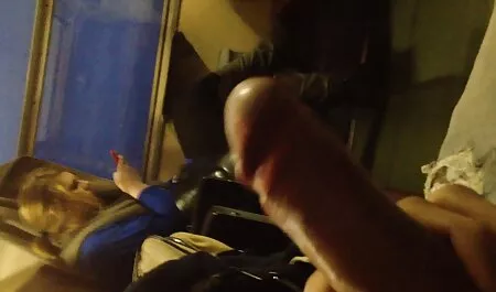 introduce Slink Andrews, poi prende la sua porzione di sperma nella sua orge italiane porno figa