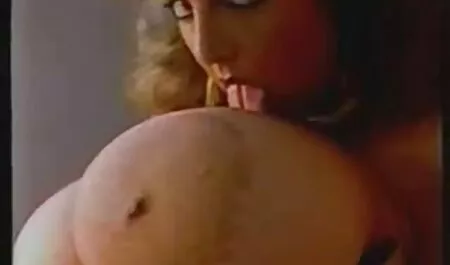 Sexy ragazza selvaggia gioca con la sua video orgia italiana figa davanti alla telecamera