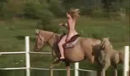 Studentessa Lesbica si masturba con un giocattolo alla festa orge italiani del dormitorio